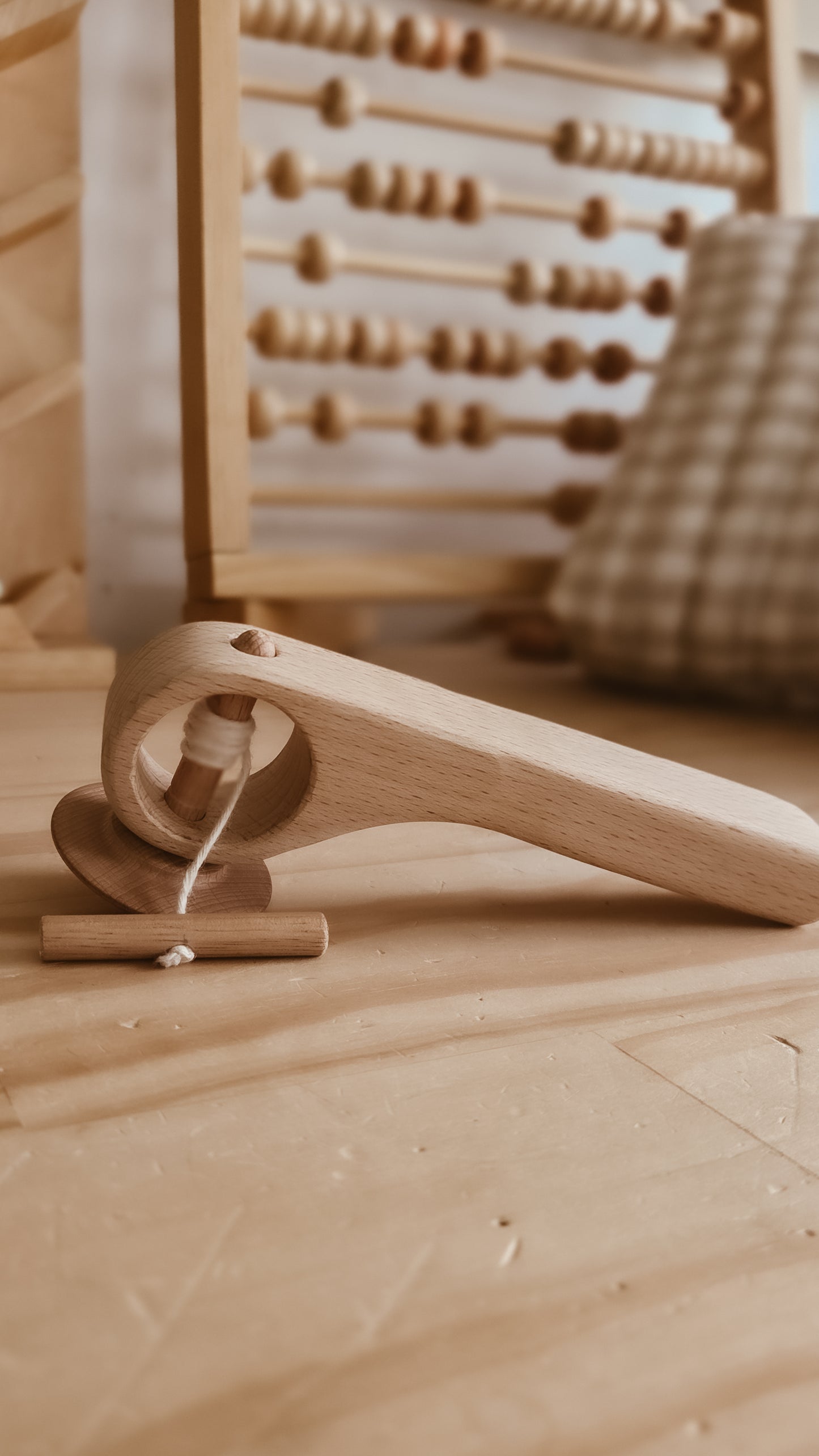 Handmade wooden pull-string spinning top | vintage style | Coffee & Cream Collection