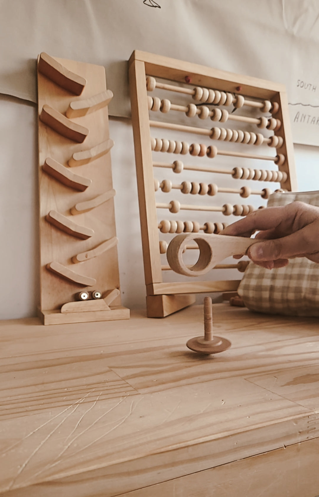 Handmade wooden pull-string spinning top | vintage style | Coffee & Cream Collection