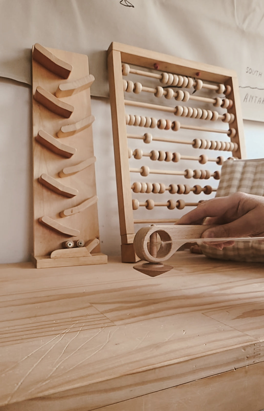 Handmade wooden pull-string spinning top | vintage style | Coffee & Cream Collection
