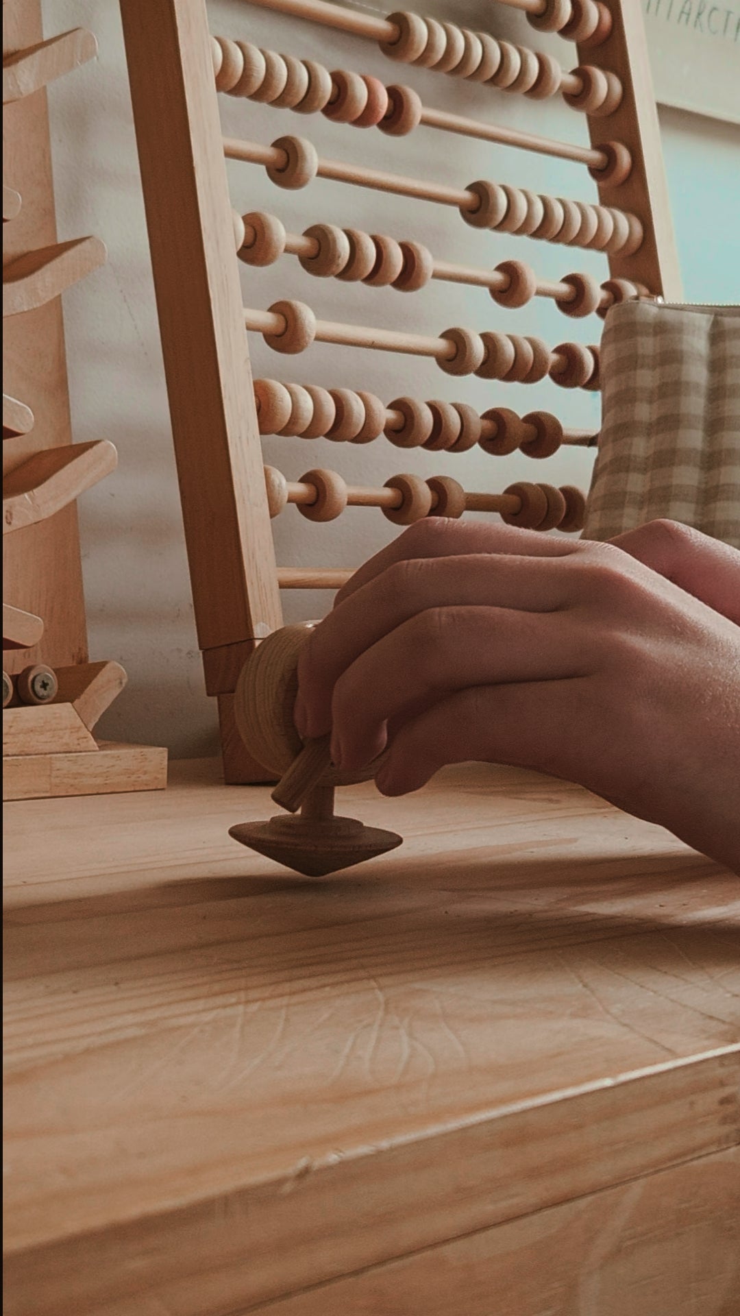 Handmade wooden pull-string spinning top | vintage style | Coffee & Cream Collection